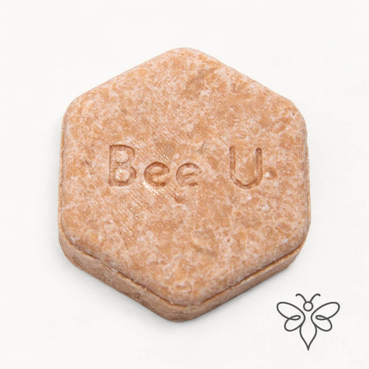 EneboBee schampokaka Balans Rubra, handgjort honungsschampo, en tegelröd melerad hexagon.