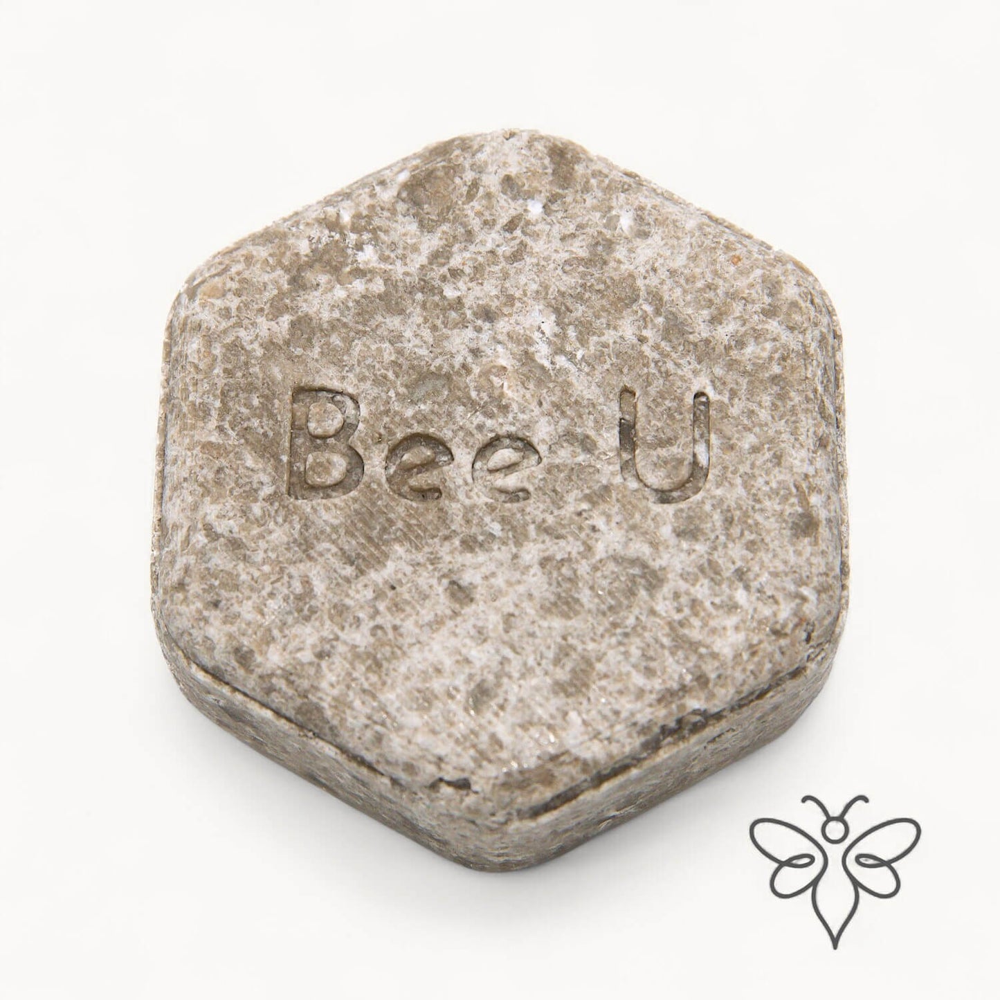 EneboBee schampokaka Balans Terra, handgjort honungsschampo, en brunmelerad hexagon.