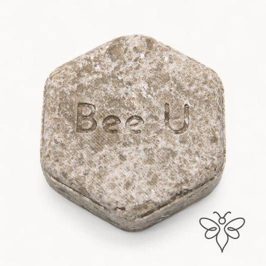 EneboBee schampokaka Balans Terra, handgjort honungsschampo, en brunmelerad hexagon.