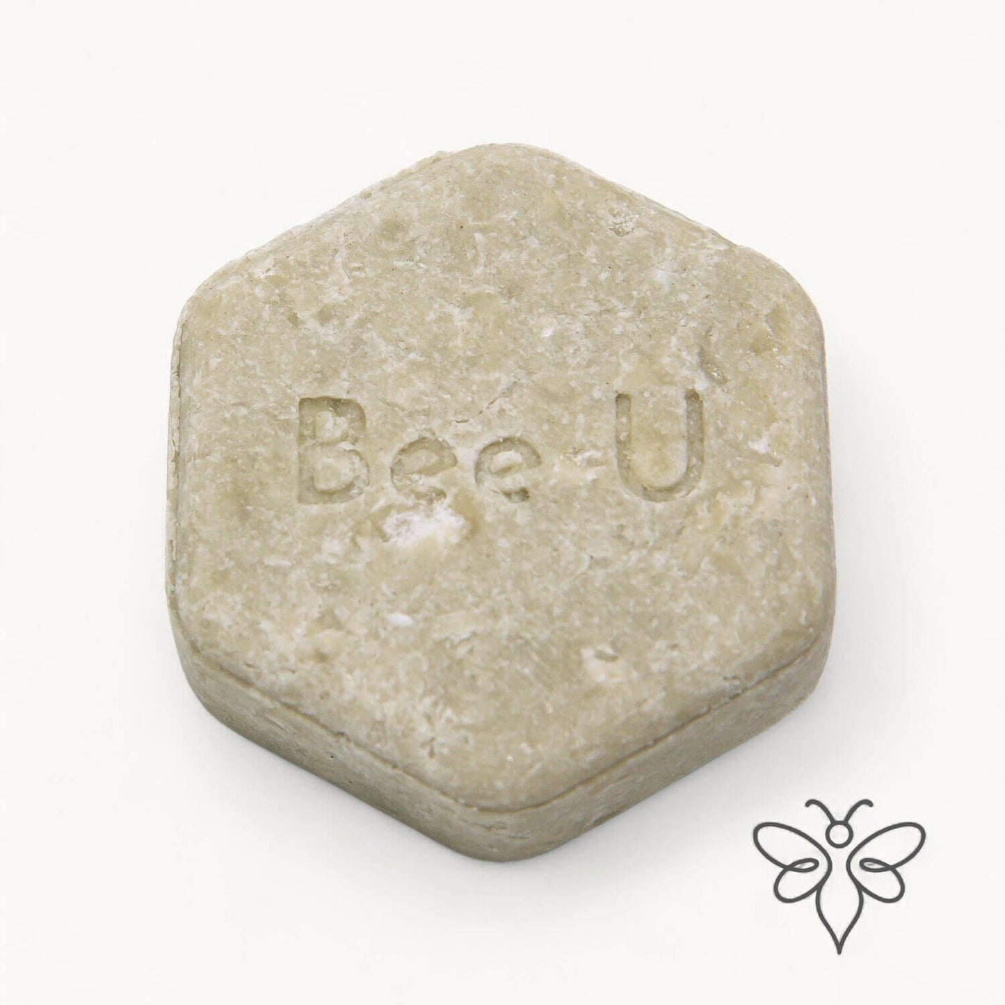 EneboBee schampokaka Balans Verde, handgjort honungsschampo, en ljust olivgrön melerad hexagon.