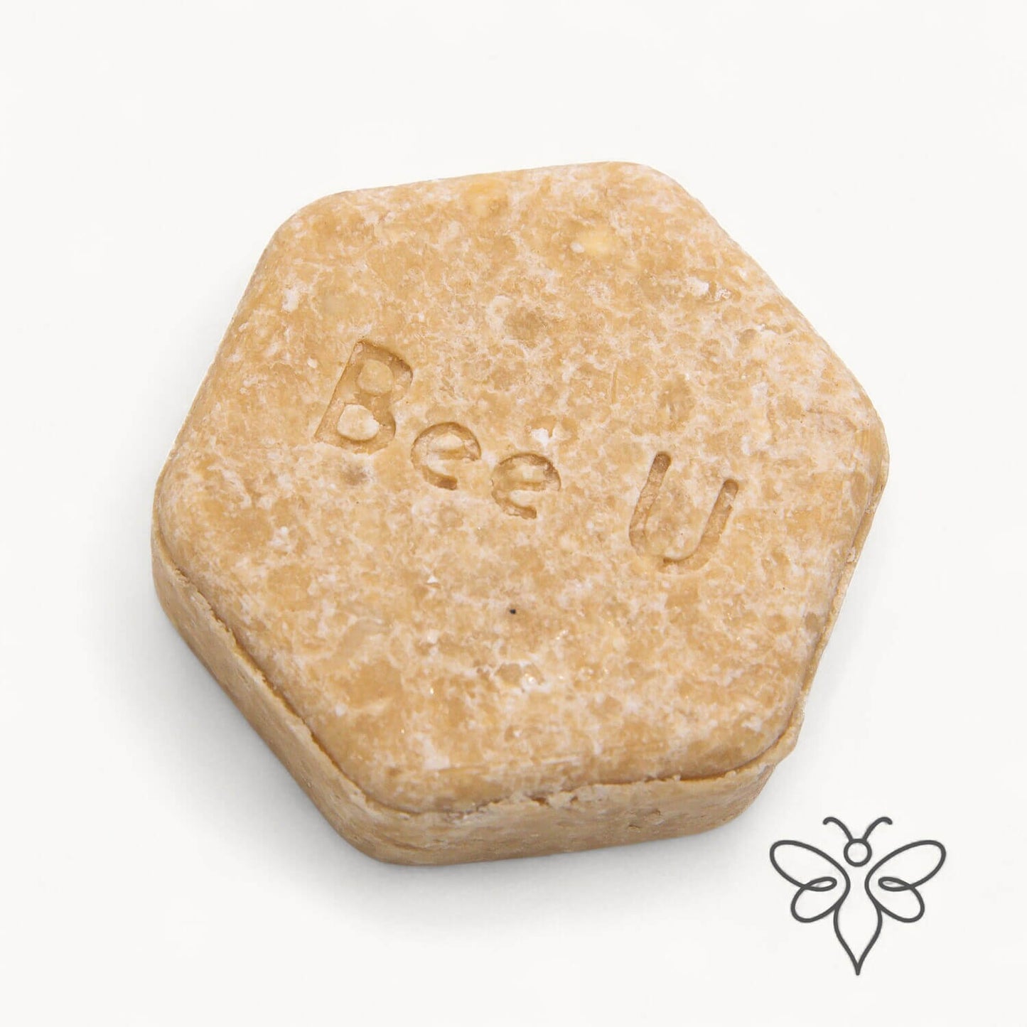 EneboBee schampokaka Omsorg Lutea, handgjort honungsschampo, en gulmelerad hexagon.