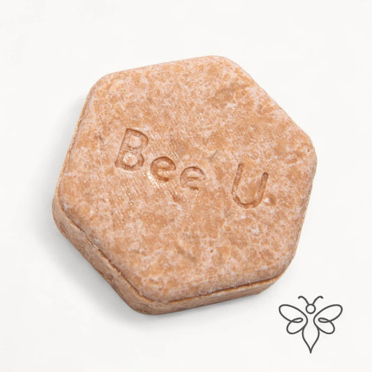 EneboBee schampokaka Omsorg Rubra, handgjort honungsschampo, en tegelröd melerad hexagon.