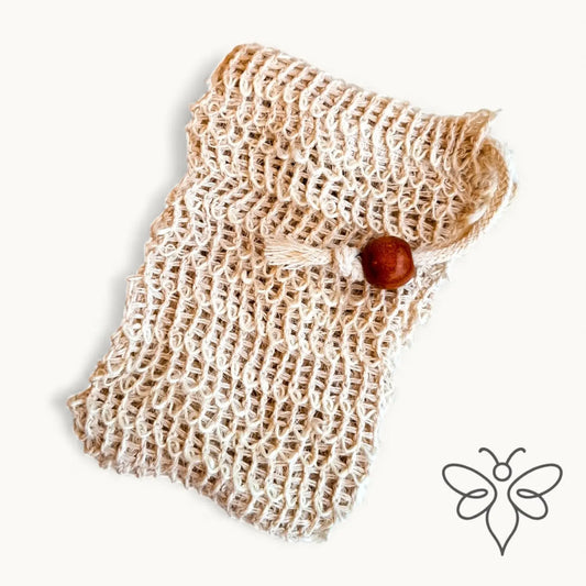 Tvålpåse i sisal med ljus träkula – hållbar och lättanvänd tvålförvaring.
