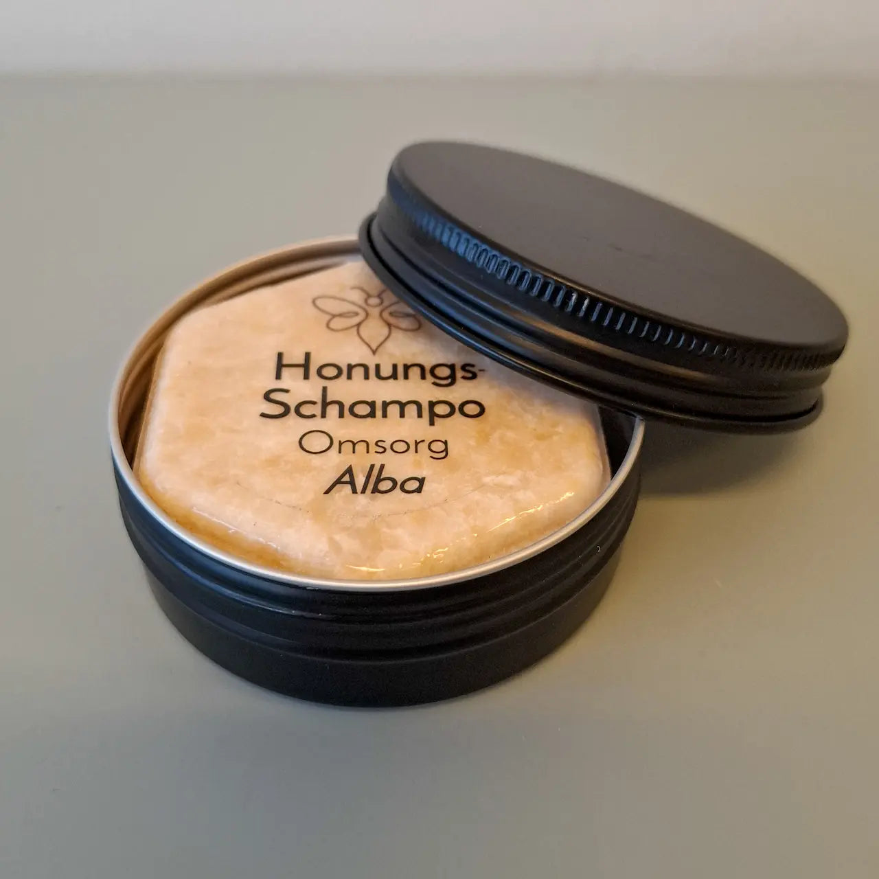 Öppen aluminiumask för schampokaka med honungsschampo från EneboBee