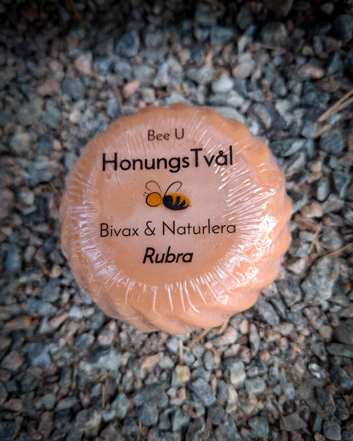 Honungstvål - Bivax - Rubra, framsida på grusbädd