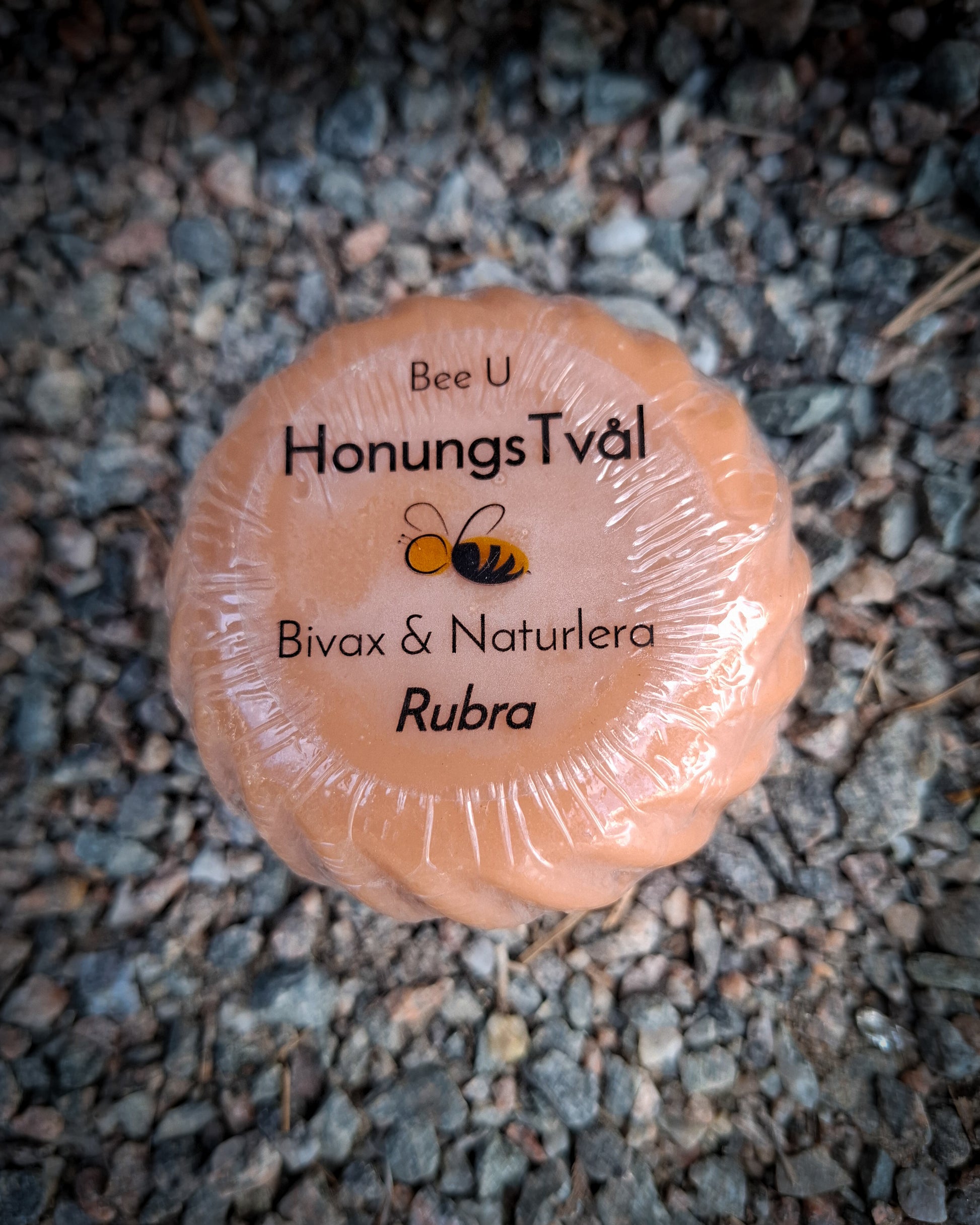 Honungstvål - Bivax - Rubra, framsida på grusbädd