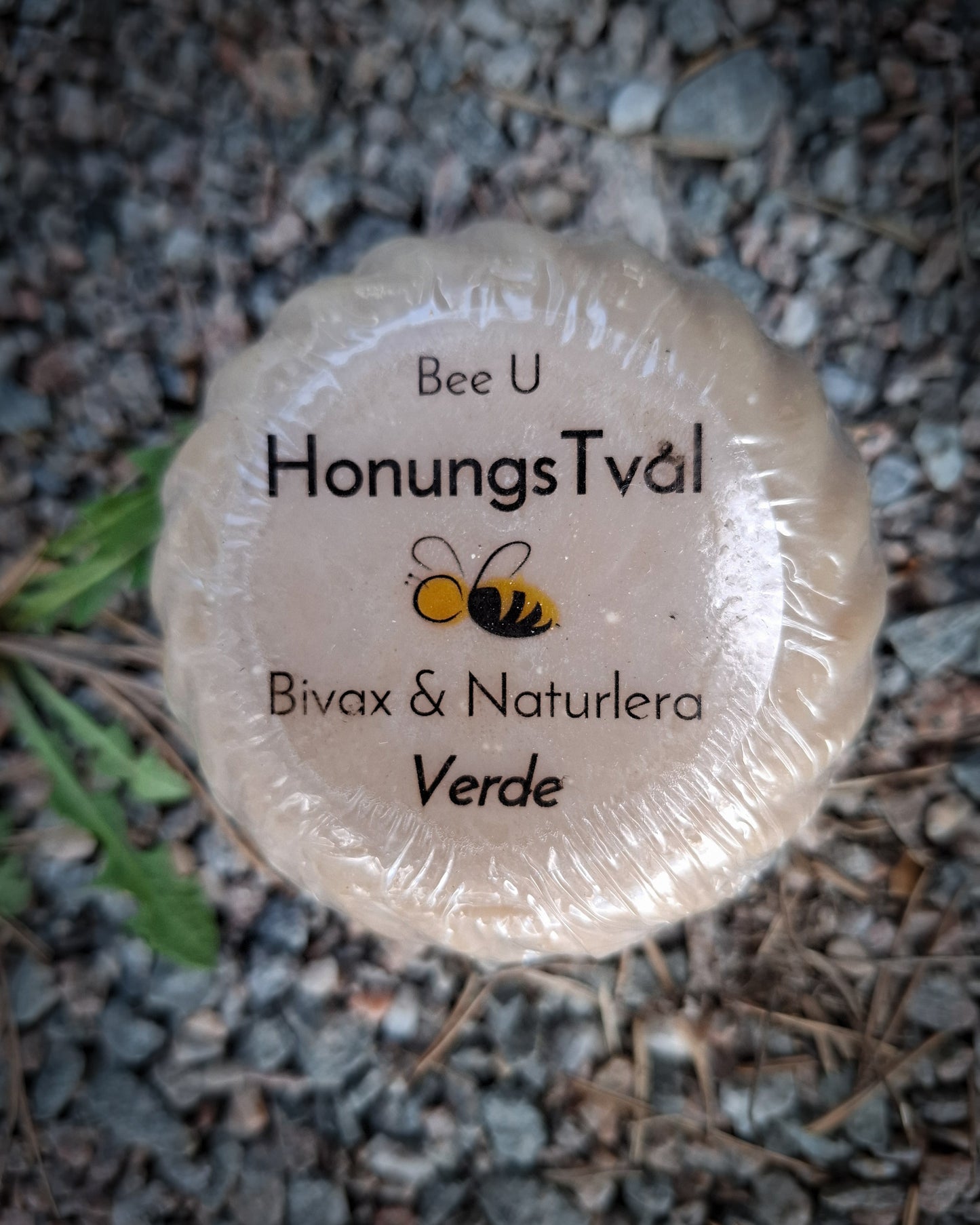 Honungstvål - Bivax - Verde, framsida på grusbädd