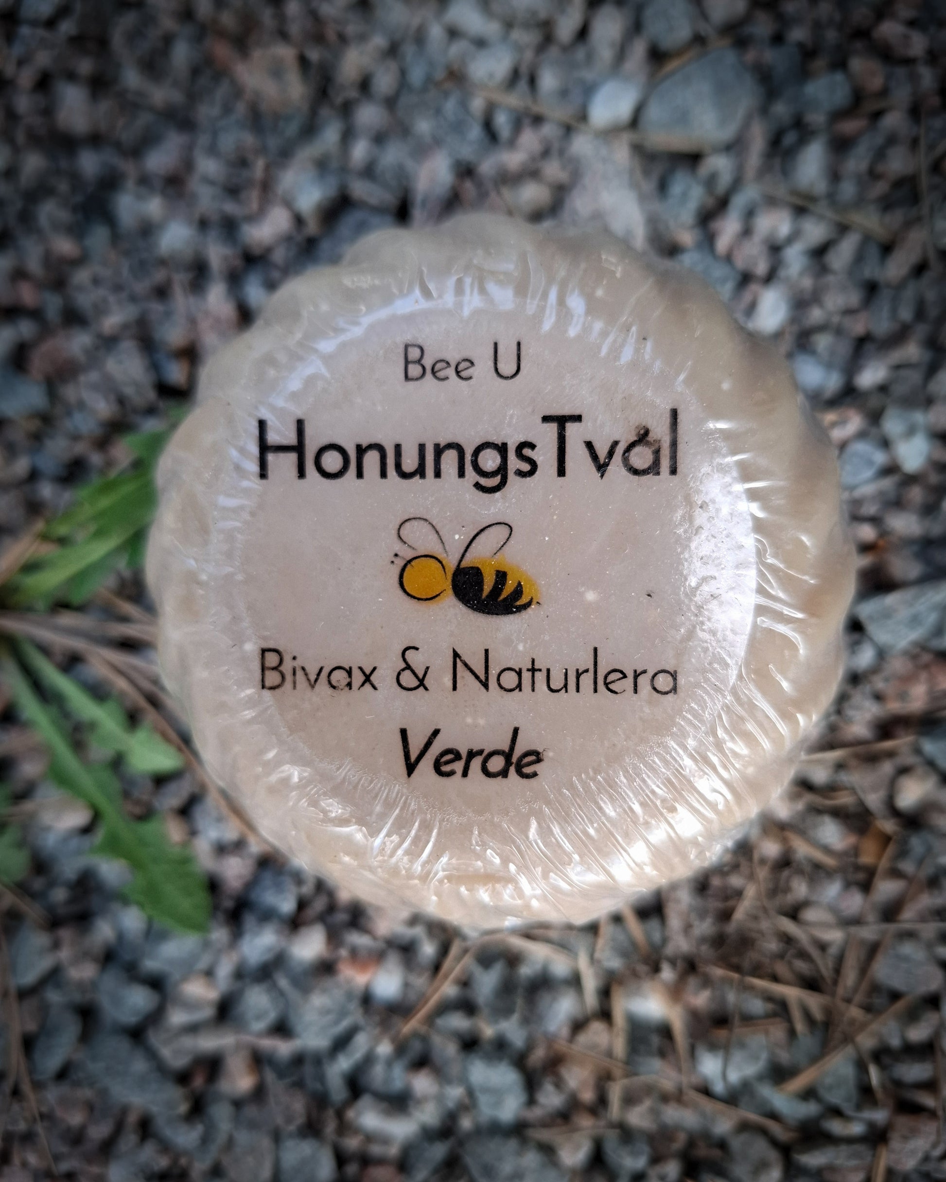 Honungstvål - Bivax - Verde, framsida på grusbädd