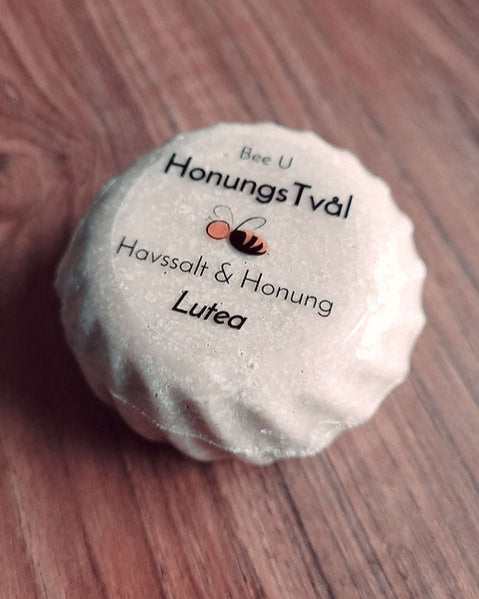 Honungstvål - Havssalt - Lutea, framsida på träbakgrund