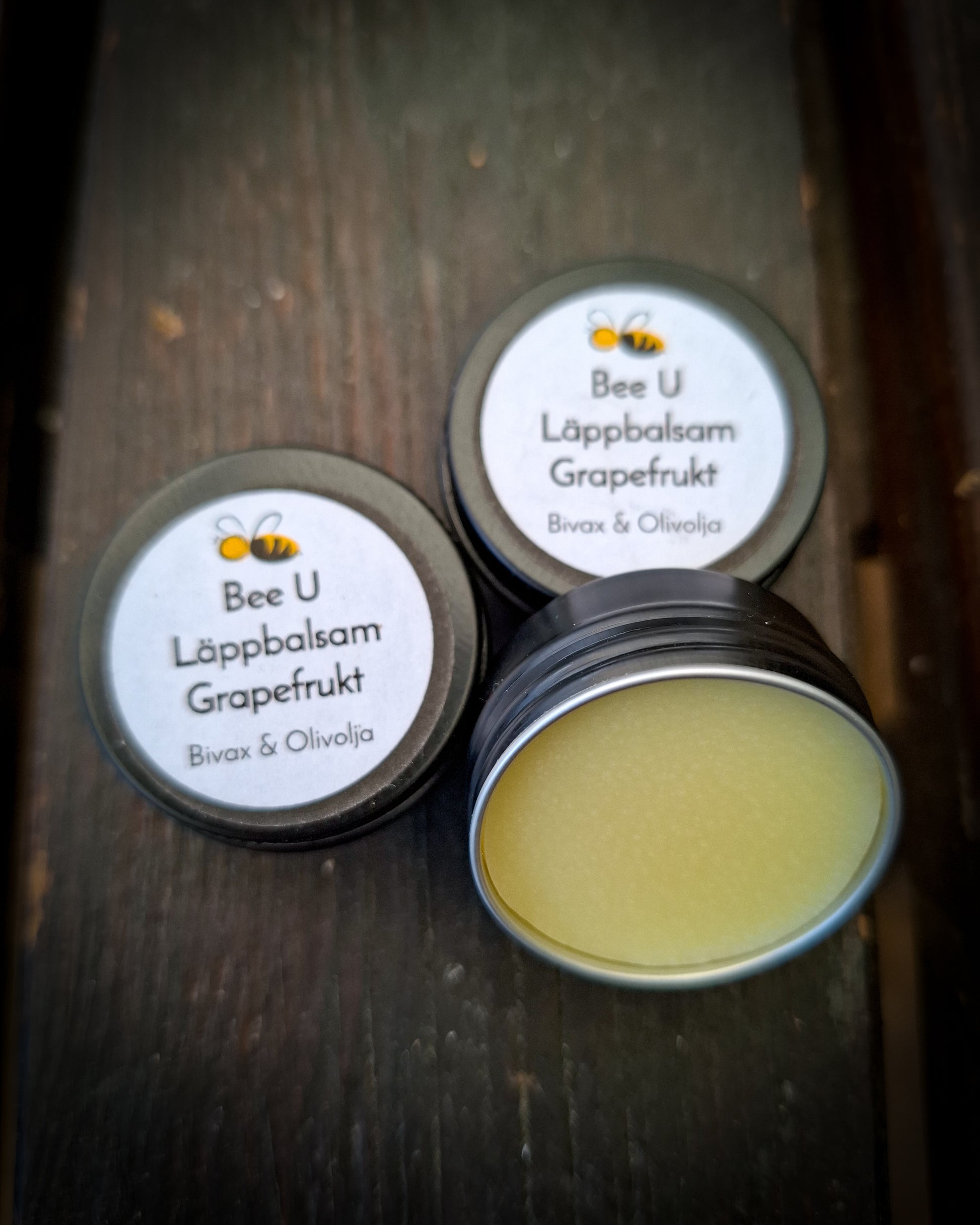 Läppbalsam - Grapefrukt, framsida på träbakgrund